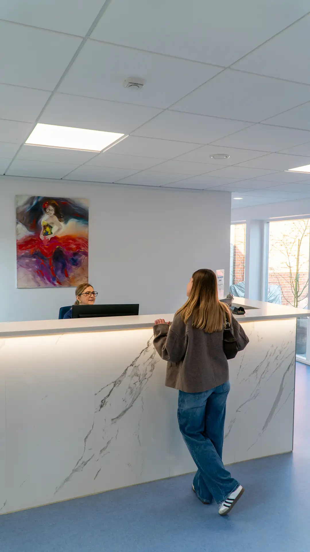 Patient ved receptionen hos Tandlægerne Dickow & Lindkær på Ringstedgade 74 i Næstved